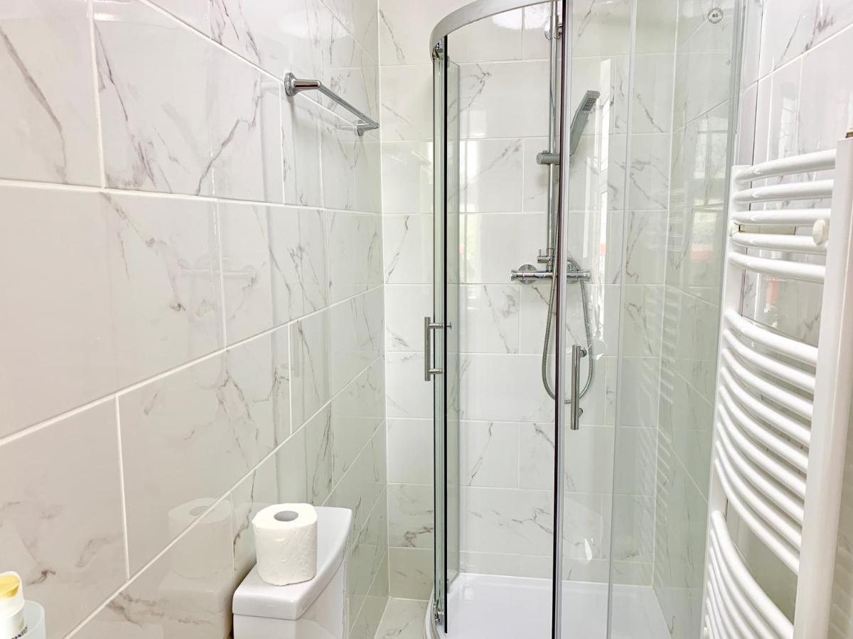 Appartement Apartments, Private Bathroom, Kitchenette, Parking, Np4 Londen